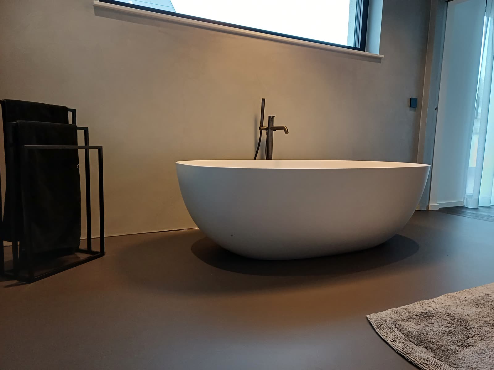 Seamless bathroom with a freestanding bathtub
