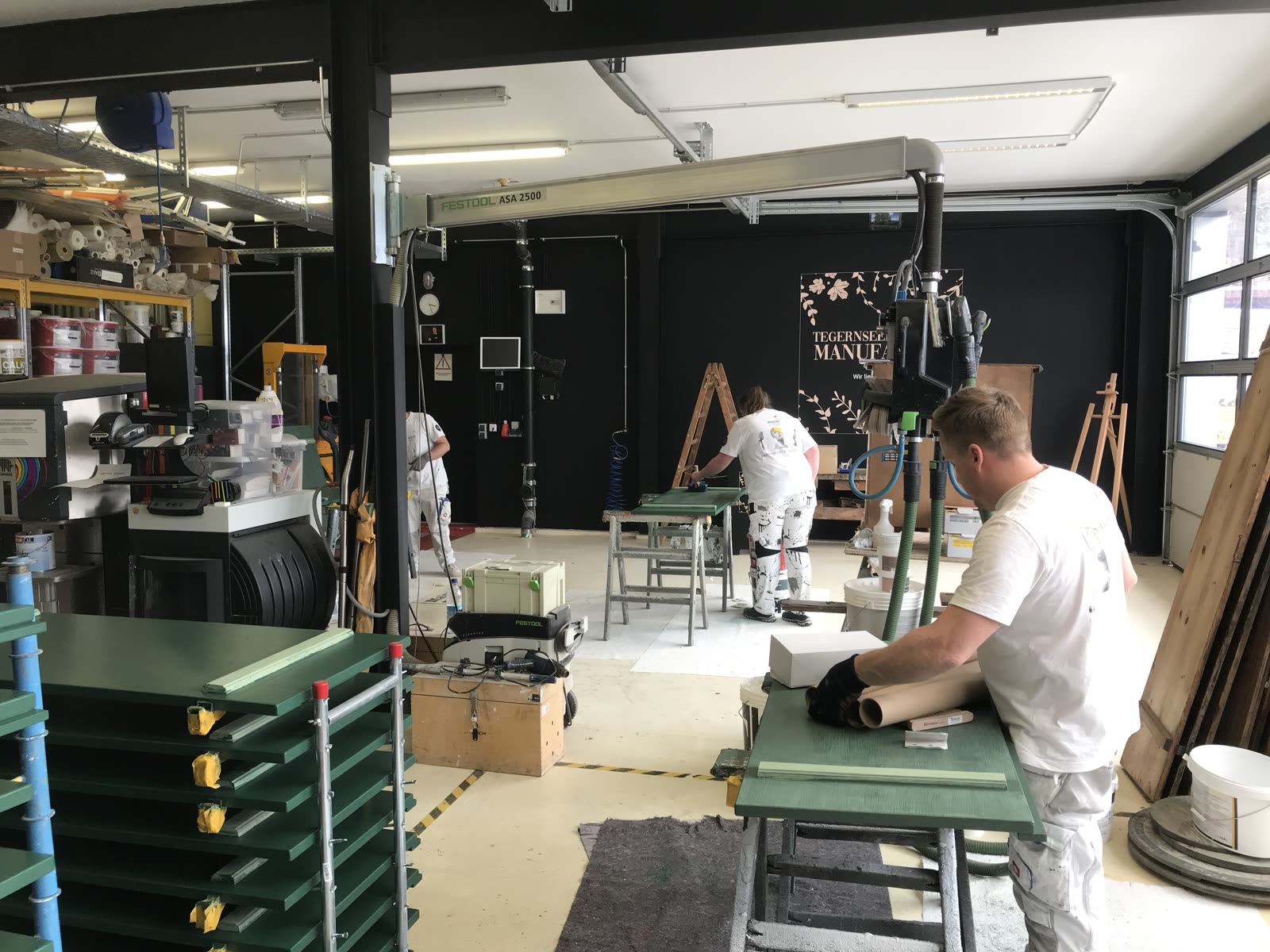 Maler in der Lackierwerkstatt von Hierat