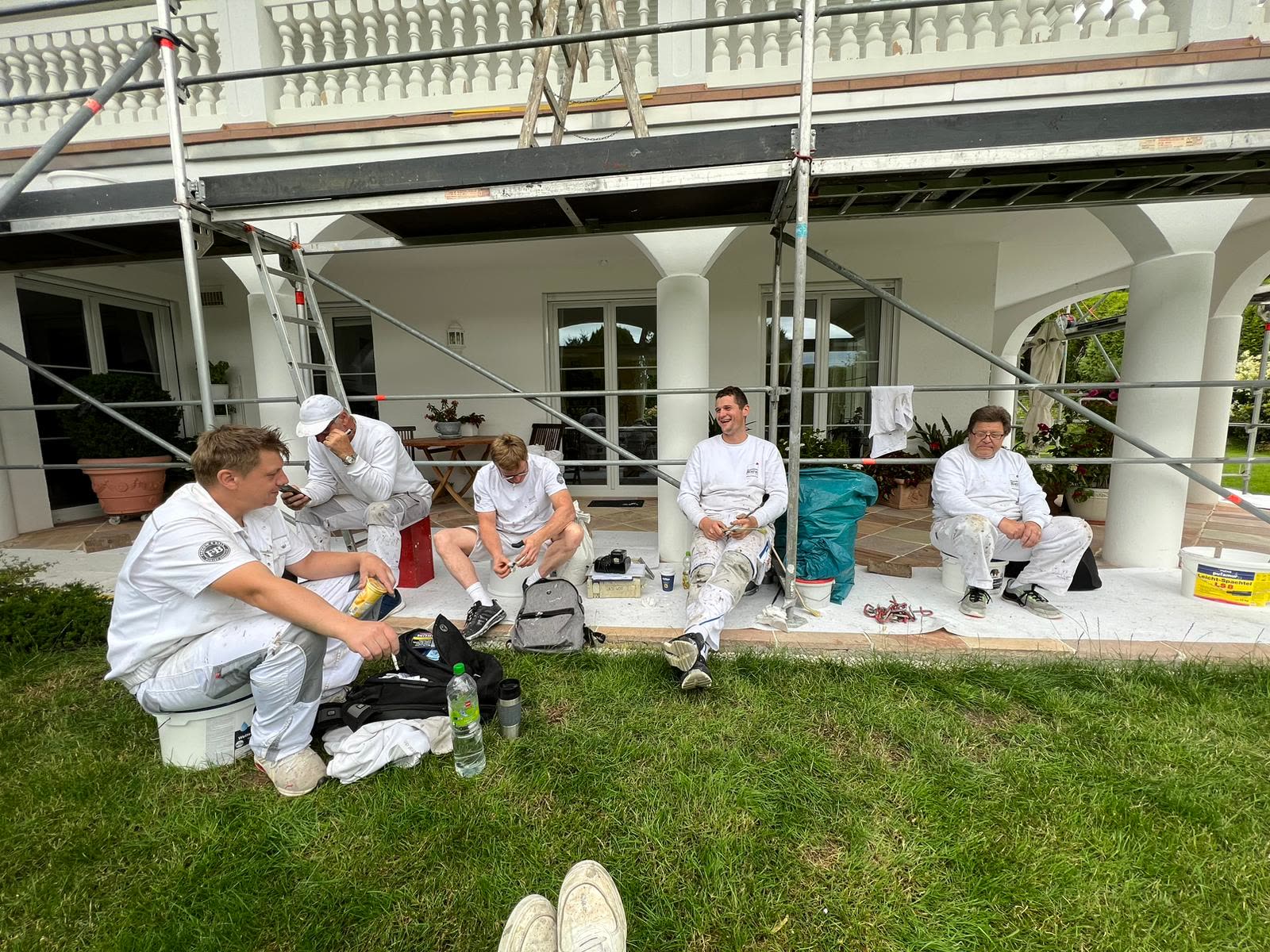 Das Team von Hierat in der Pause vor einer eingerüsteten Villa