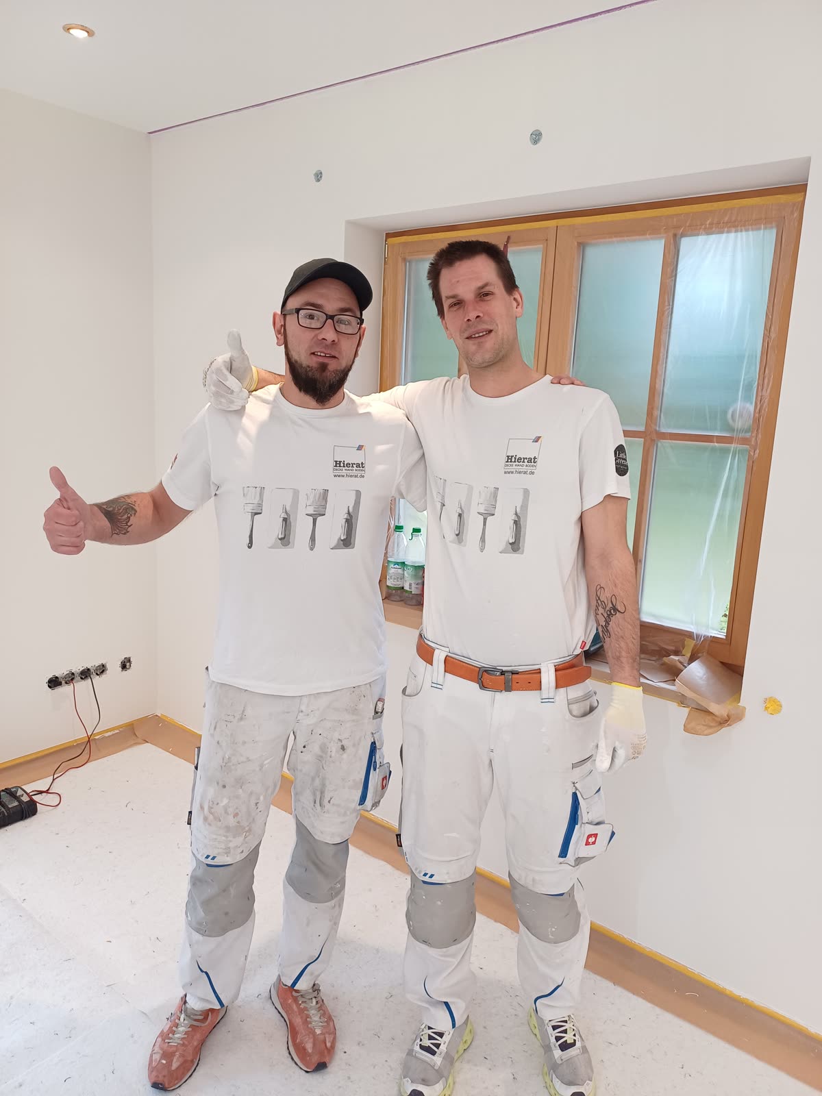 Zwei Maler von Hierat auf der Baustelle, gut gelaunt