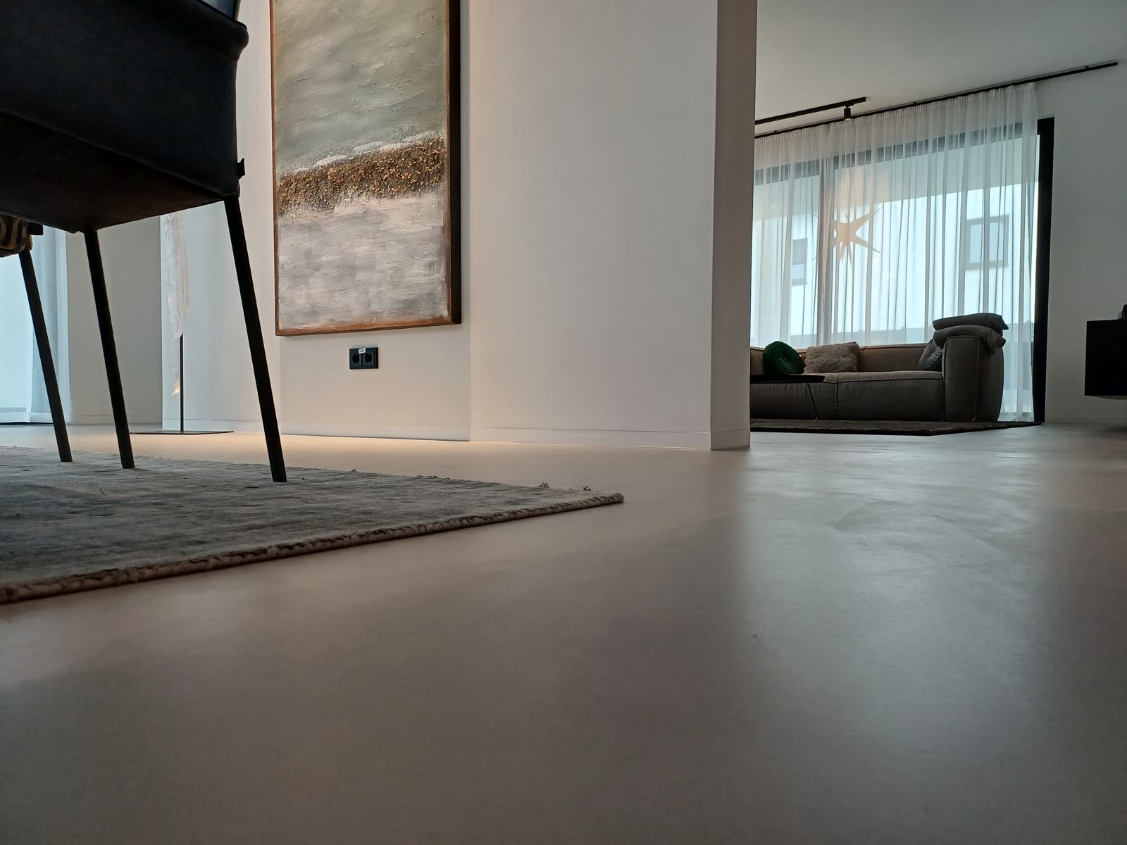 Seamless trowelled floor in a living space